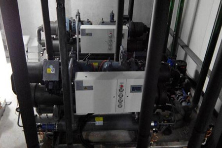 為什么水冷螺桿式冷水機組中會有污垢沉積？